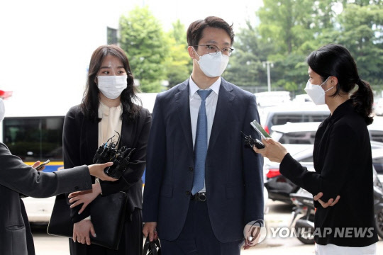 고 손정민씨 친구 A씨의 법률대리인인 법무법인 원앤파트너스 이은수(오른쪽), 김규리 변호사가 7일 서울 서초경찰서에서 유튜버에 대한 고소를 마치고 나서며 취재진 질문에 답하고 있다. [연합뉴스]